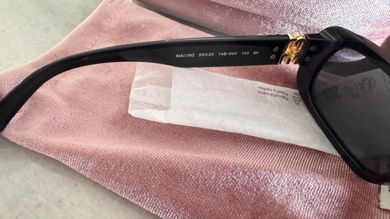 近全新Miumiu 基本款經典爆款黑金logo黑框小臉太陽眼鏡 墨鏡-8