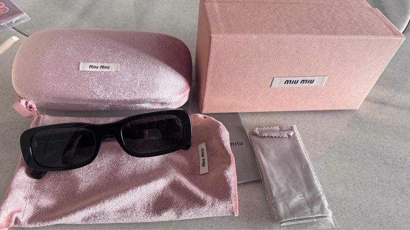 近全新Miumiu 基本款經典爆款黑金logo黑框小臉太陽眼鏡 墨鏡-9