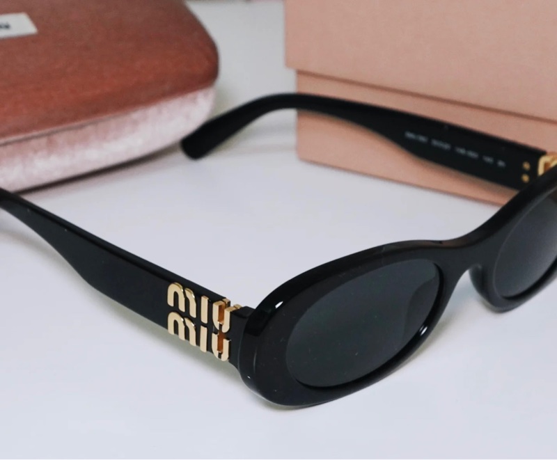 近全新Miumiu 基本款經典爆款黑金logo黑框小臉太陽眼鏡 墨鏡-14