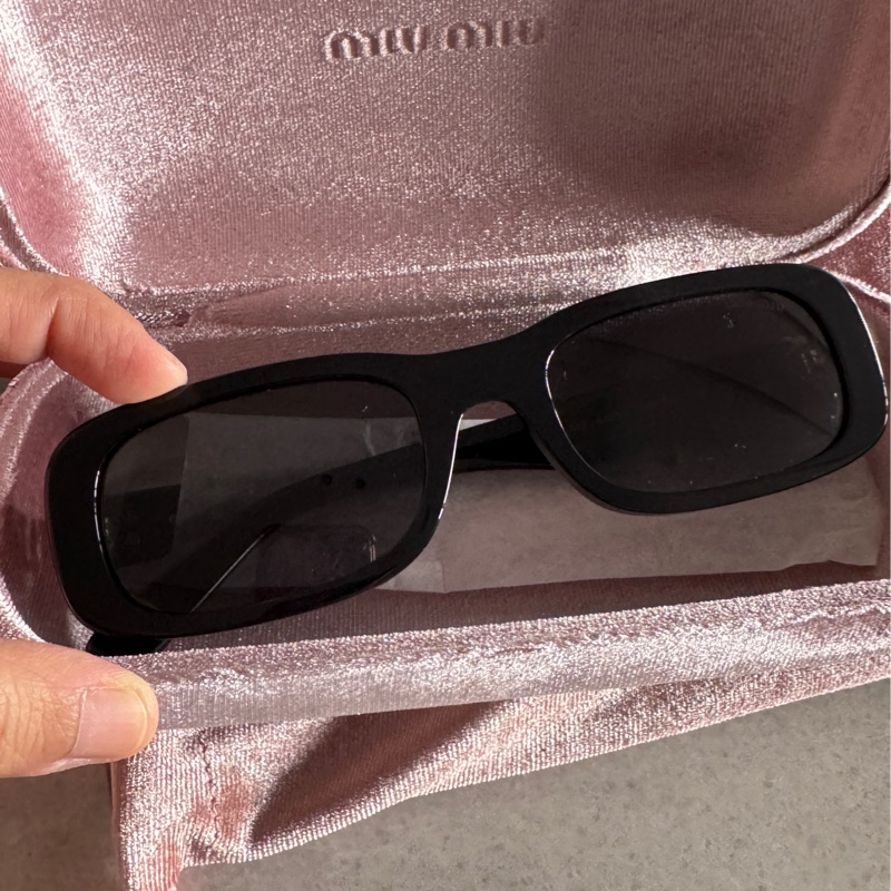 近全新Miumiu 基本款經典爆款黑金logo黑框小臉太陽眼鏡 墨鏡-17