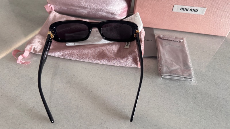 近全新Miumiu 基本款經典爆款黑金logo黑框小臉太陽眼鏡 墨鏡-18