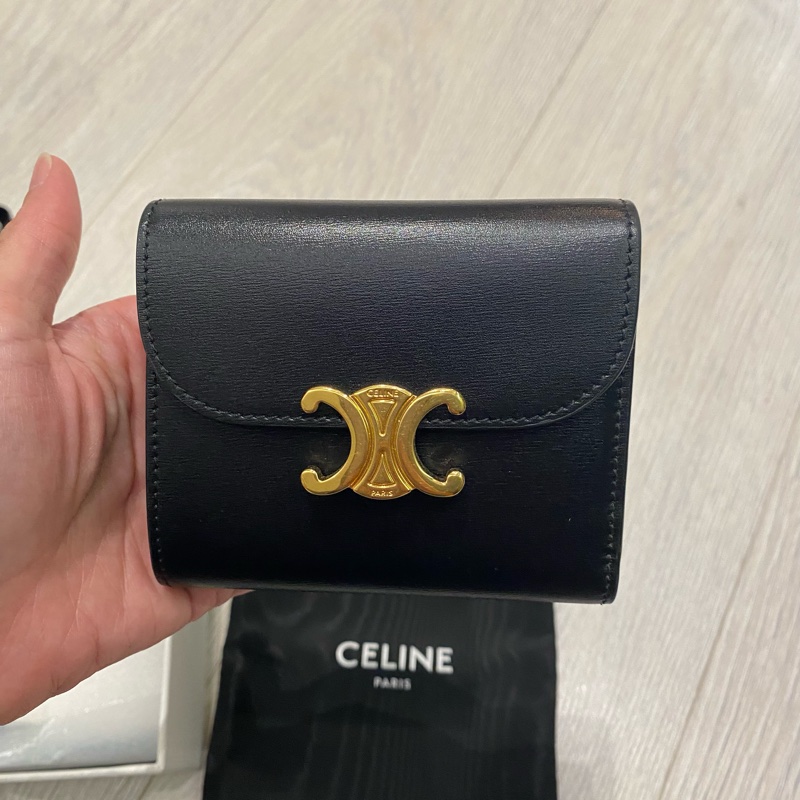 Celine 黑牛皮凱旋門釦三折短夾-1