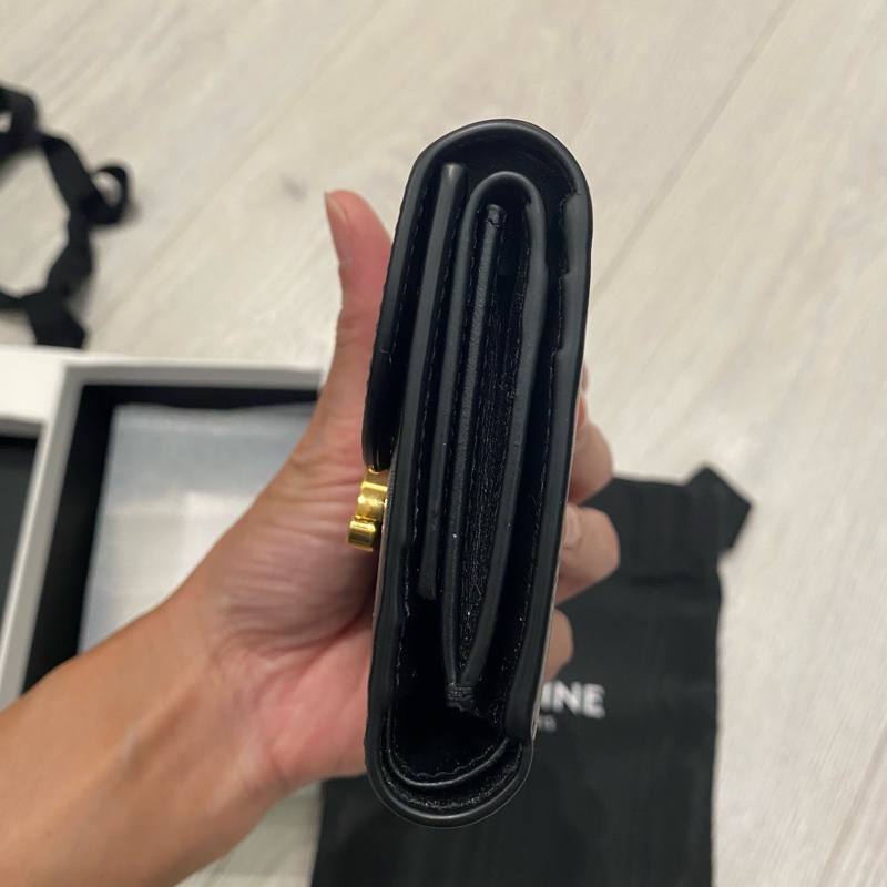 Celine 黑牛皮凱旋門釦三折短夾-2