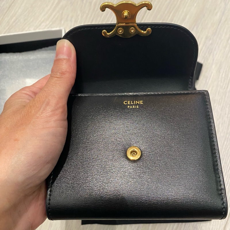 Celine 黑牛皮凱旋門釦三折短夾-4