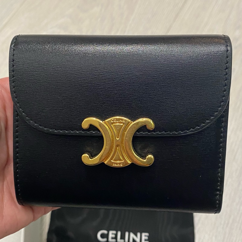 Celine 黑牛皮凱旋門釦三折短夾-11
