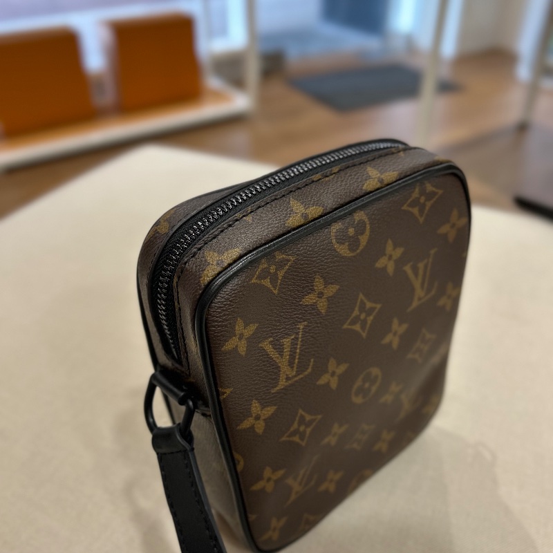 LV Christopher 老花拉鍊斜背包相機包 M69404-12