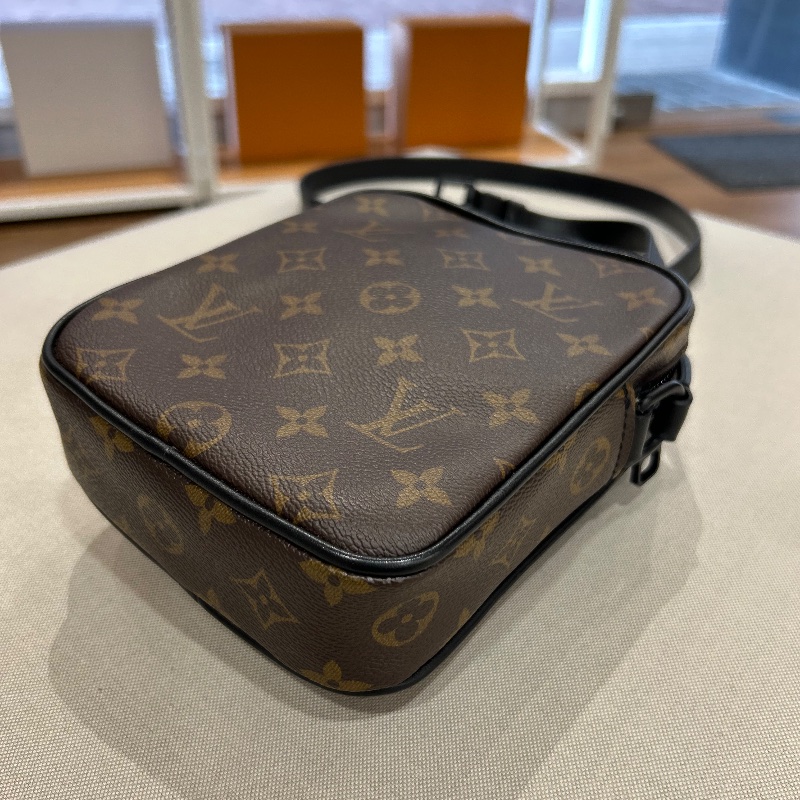 LV Christopher 老花拉鍊斜背包相機包 M69404-18