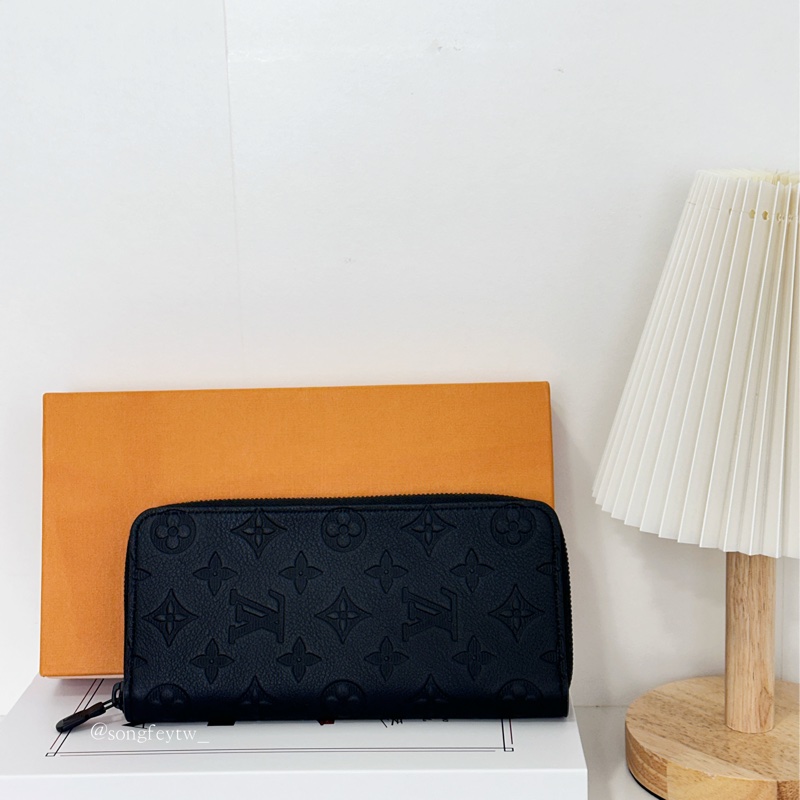 LV 男款 壓紋 拉鏈長夾-1