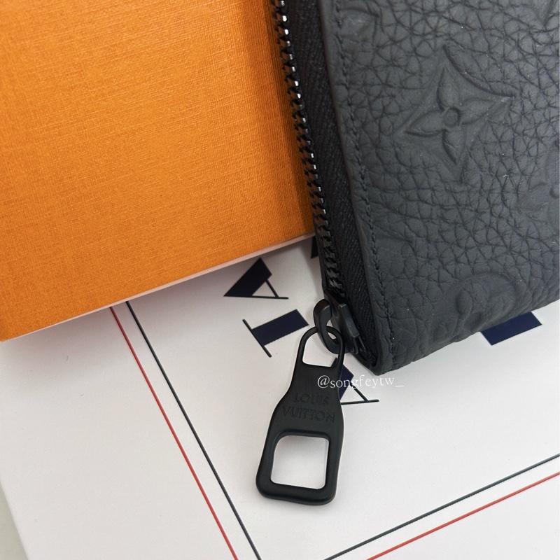 LV 男款 壓紋 拉鏈長夾-3