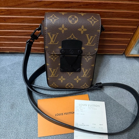 Lv直式老花相機斜背包 （M81522）芯片款