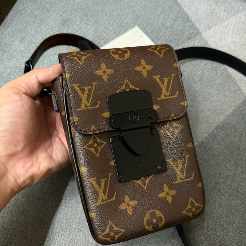 Lv直式老花相機斜背包 (M81522)芯片款-1