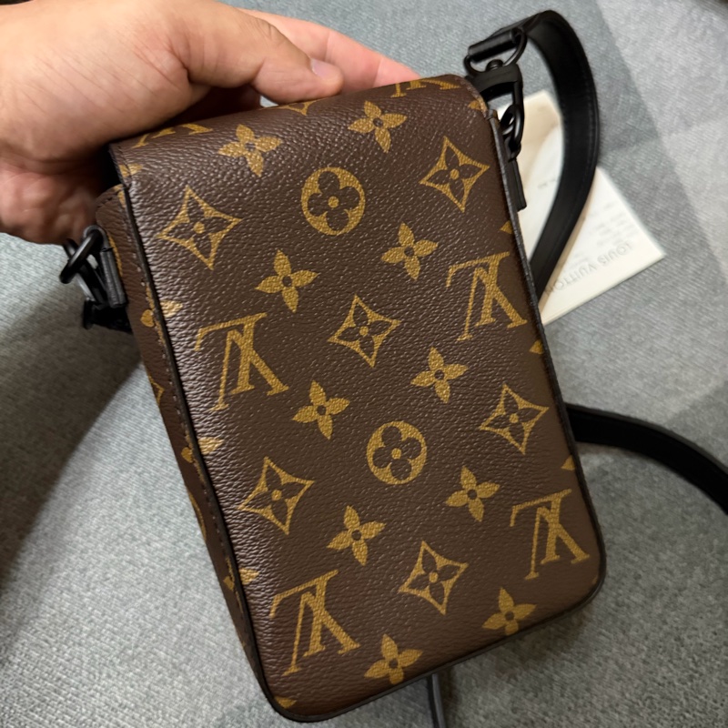 Lv直式老花相機斜背包 (M81522)芯片款-2