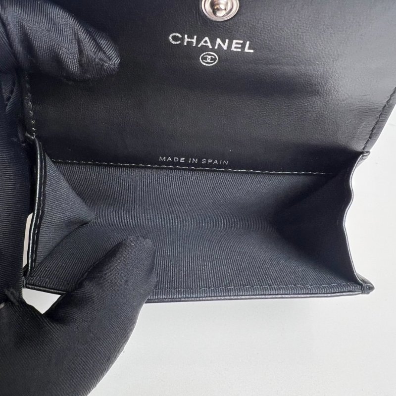 CAHNEL CF季節款滿鑽雙C卡包黑羊皮晶片款-5