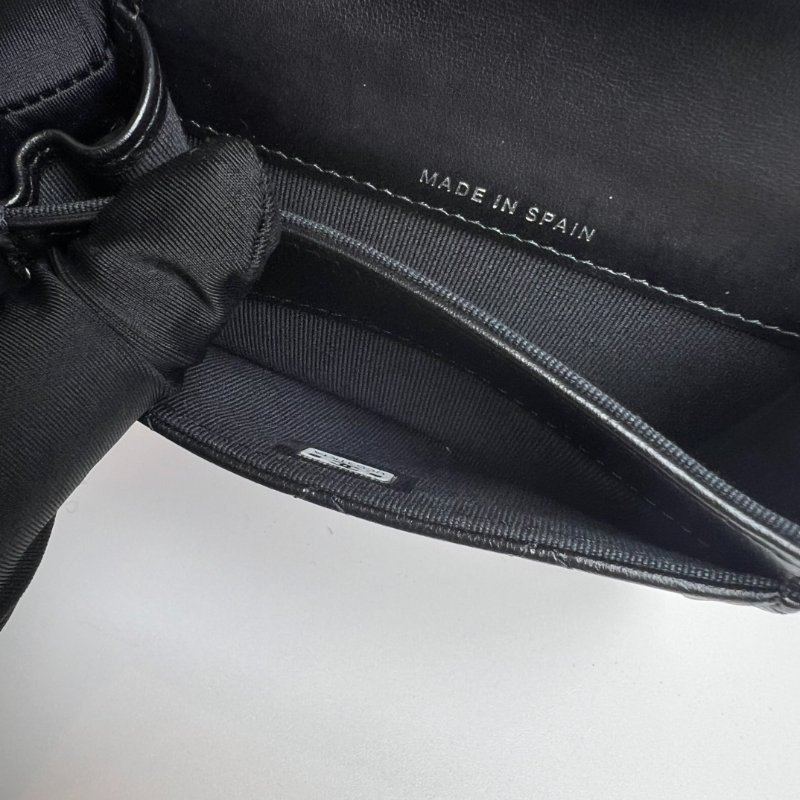 CAHNEL CF季節款滿鑽雙C卡包黑羊皮晶片款-6