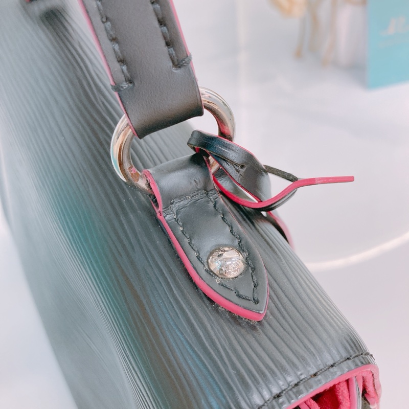 MS0366 LOUIS VUITTON 路易威登樹皮紋牛皮兩用翻蓋式包包CLUNY PM EPI-23