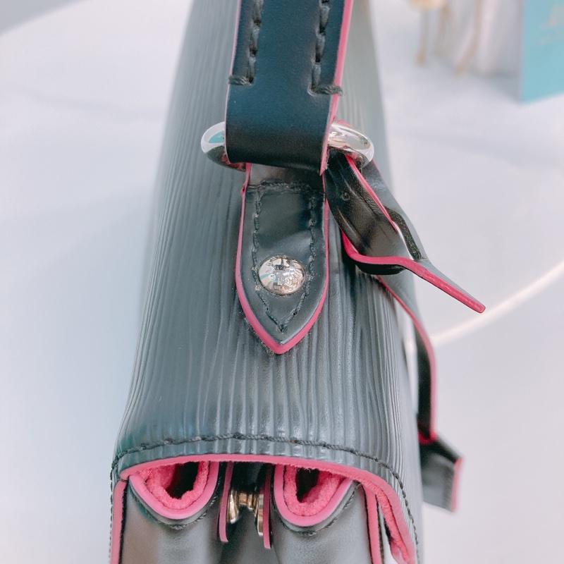 MS0366 LOUIS VUITTON 路易威登樹皮紋牛皮兩用翻蓋式包包CLUNY PM EPI-26