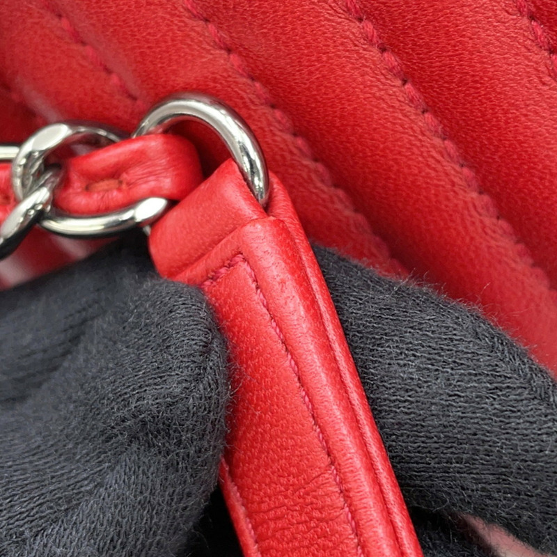 香奈兒鏈條手提包，飾有Coco標誌、人字紋和羊皮V形縫線-14