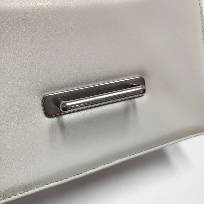 PRADA Cahier白色羊皮鉚釘絎縫斜挎包單肩包 銀色五金 可拆卸肩帶-8