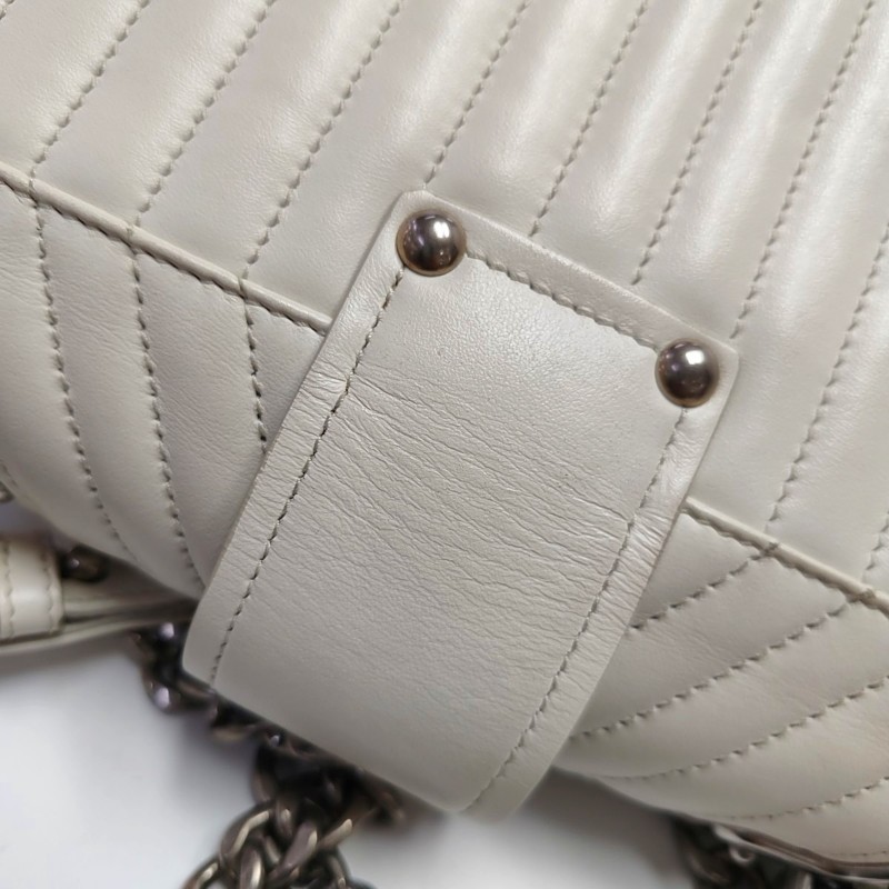 PRADA Cahier白色羊皮鉚釘絎縫斜挎包單肩包 銀色五金 可拆卸肩帶-9