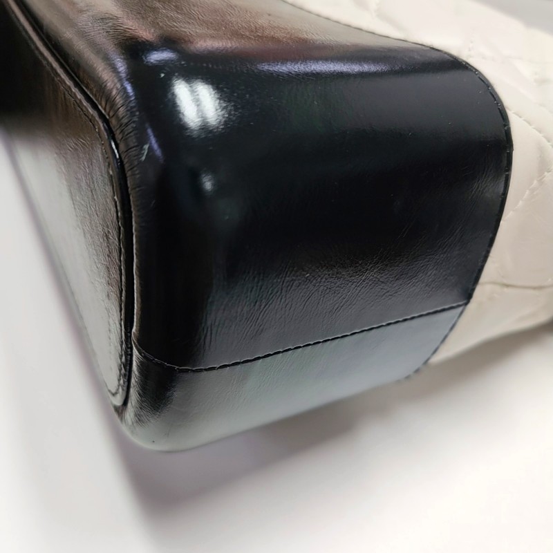 CHANEL GABRIELLE 中號 白色牛皮菱格紋絎縫流浪包斜挎包單肩包 金色銀色釘色五金 24開 可拆卸肩帶-9