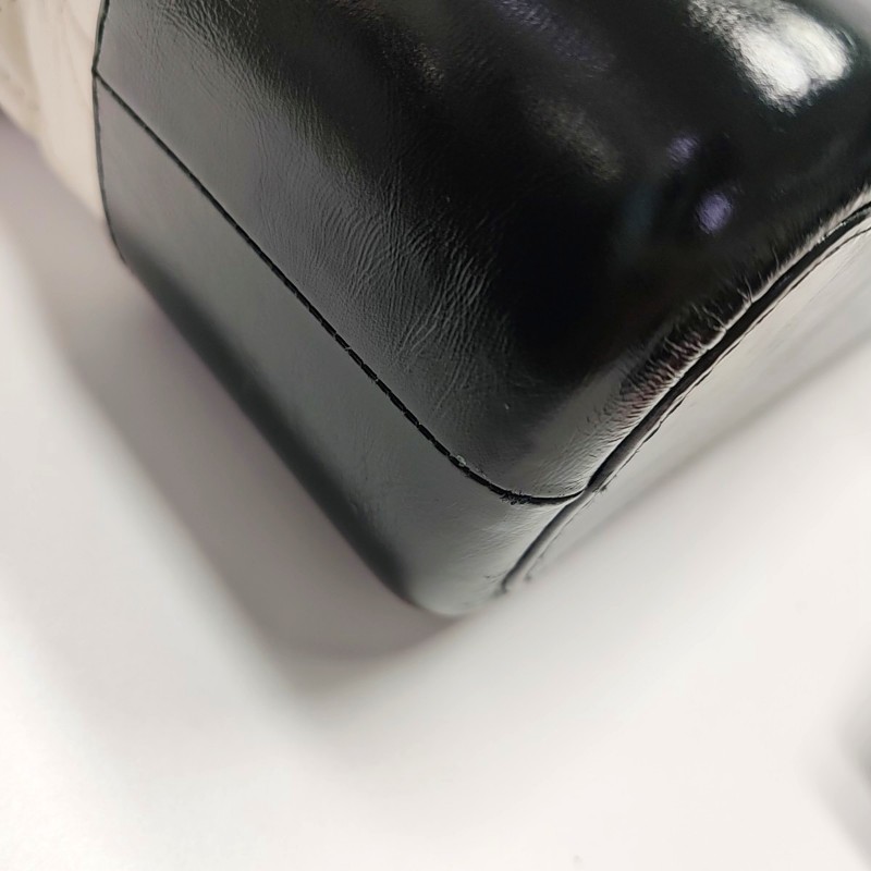 CHANEL GABRIELLE 中號 白色牛皮菱格紋絎縫流浪包斜挎包單肩包 金色銀色釘色五金 24開 可拆卸肩帶-10