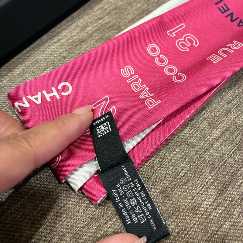 香奈兒Chanel 2025年品牌專屬生日禮🎁粉/白雙色twilly全新-1