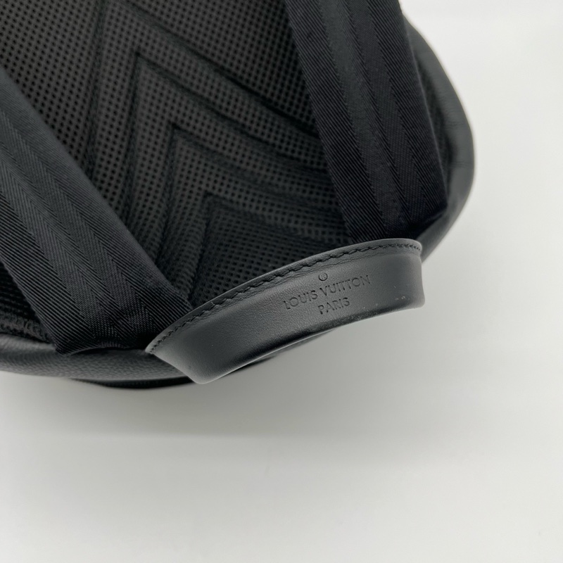 「JL精品代購」Lv全黑粒面小牛皮亞光金屬雙肩包-5