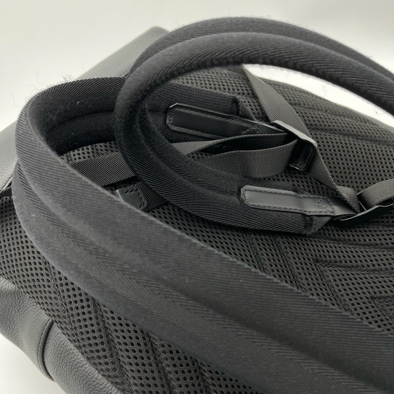 「JL精品代購」Lv全黑粒面小牛皮亞光金屬雙肩包-8