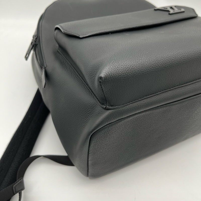 「JL精品代購」Lv全黑粒面小牛皮亞光金屬雙肩包-10