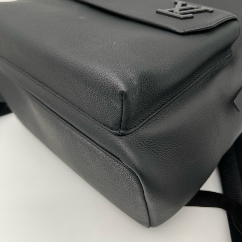 「JL精品代購」Lv全黑粒面小牛皮亞光金屬雙肩包-11