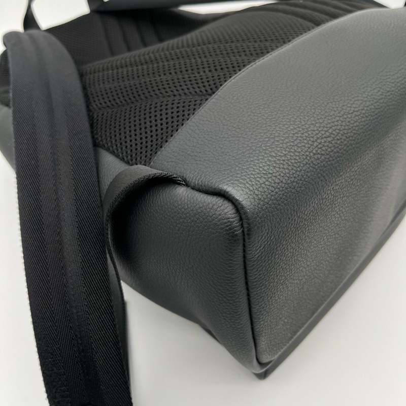 「JL精品代購」Lv全黑粒面小牛皮亞光金屬雙肩包-12