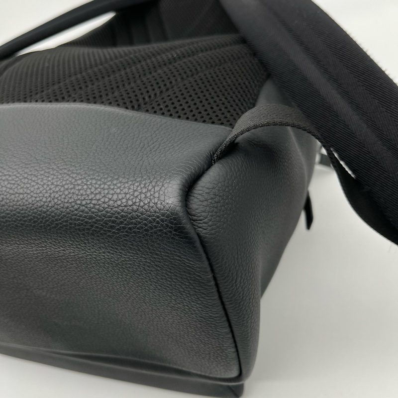 「JL精品代購」Lv全黑粒面小牛皮亞光金屬雙肩包-13