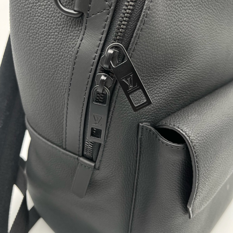 「JL精品代購」Lv全黑粒面小牛皮亞光金屬雙肩包-14