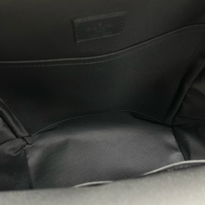 「JL精品代購」Lv全黑粒面小牛皮亞光金屬雙肩包-18