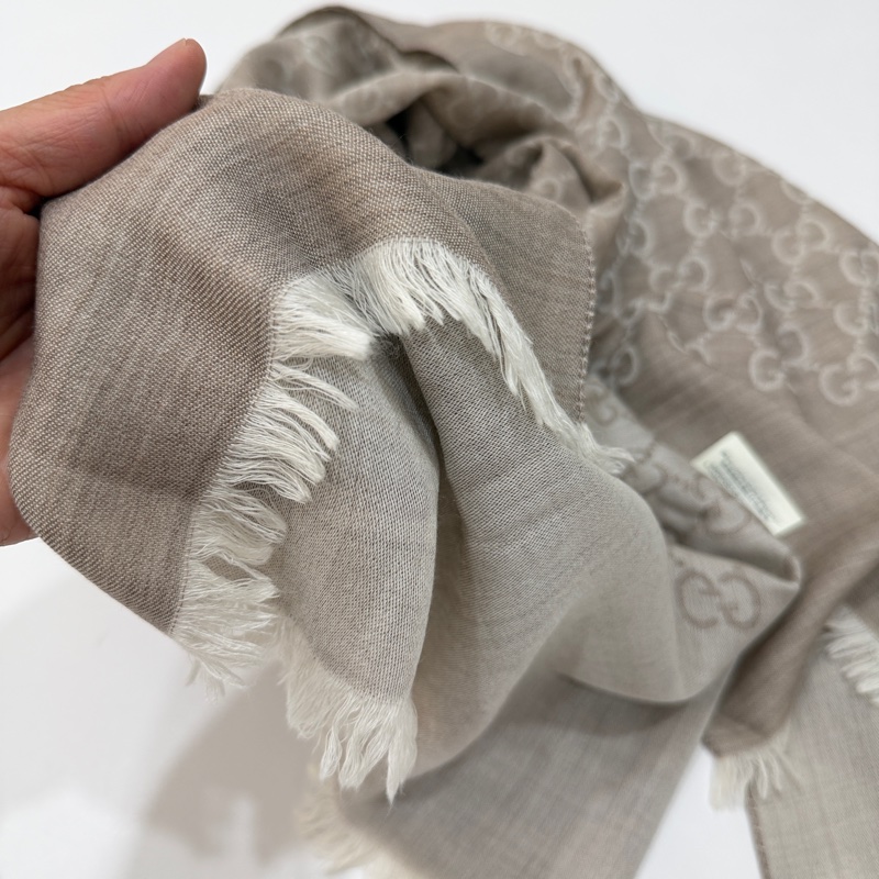 gucci 雙面 logo 羊絨 燕麥色 圍巾 披肩-18