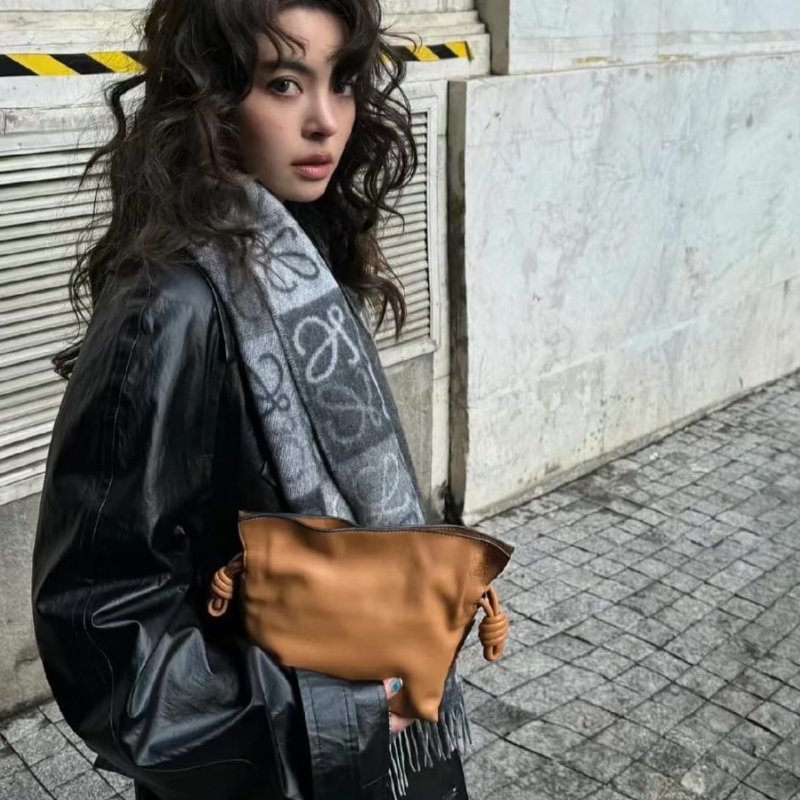 LOEWE 經典款 棋盤格圍巾 黑灰色-1