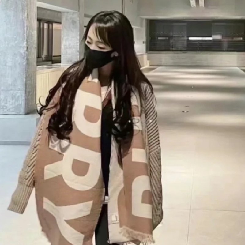 BURBERRY LOGO羊毛流蘇圍巾 奶茶米-1