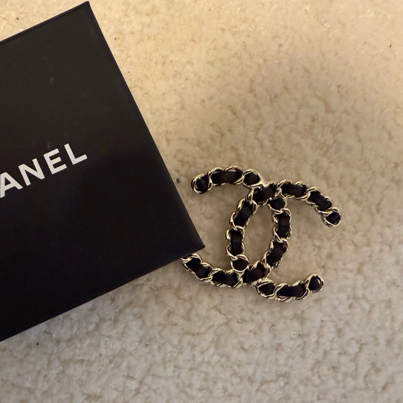 全新🖤🤍香奈兒經典款皮穿鏈胸針-10