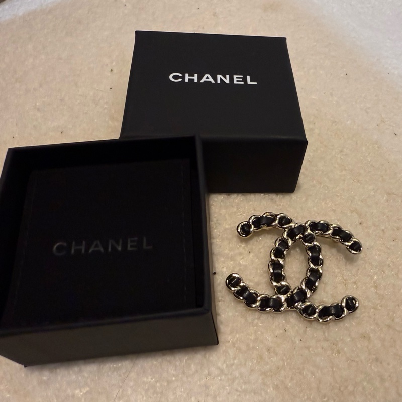 全新🖤🤍香奈兒經典款皮穿鏈胸針-13