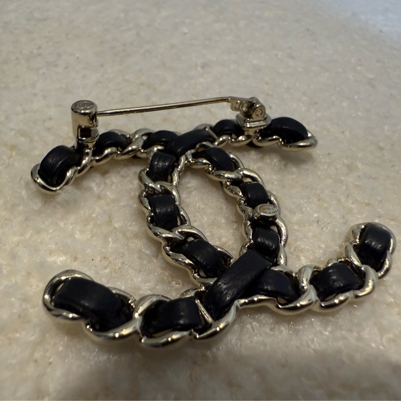 全新🖤🤍香奈兒經典款皮穿鏈胸針-15