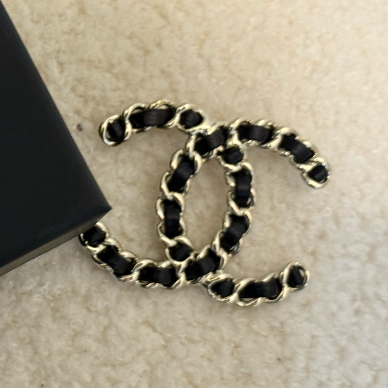 全新🖤🤍香奈兒經典款皮穿鏈胸針-1