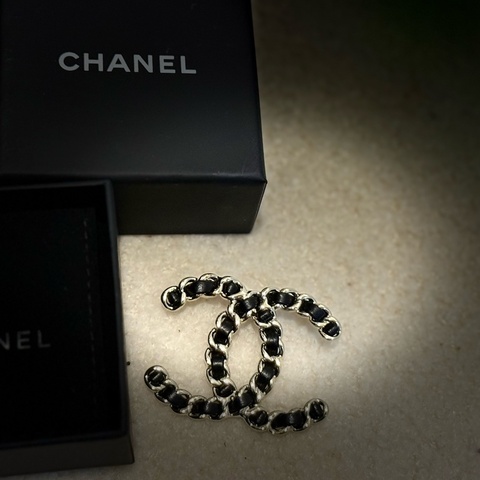 全新🖤🤍香奈兒經典款皮穿鏈胸針