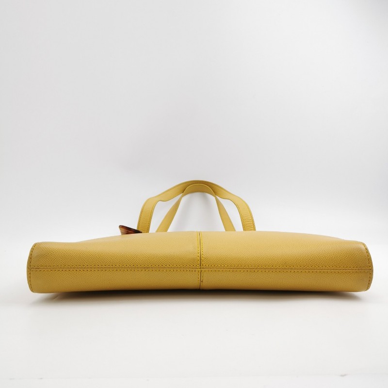 Chanel 黃色牛皮logo吊墜肩背包 中古款-5