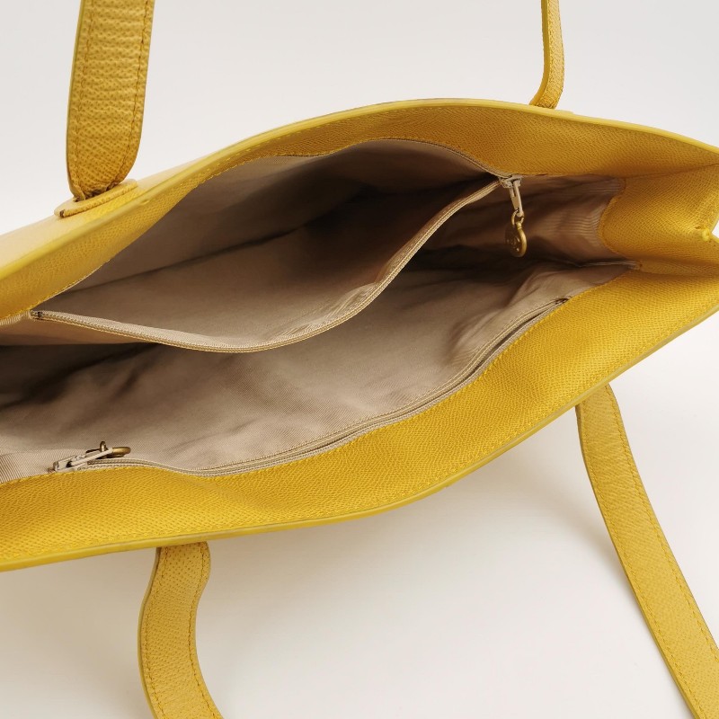 Chanel 黃色牛皮logo吊墜肩背包 中古款-6