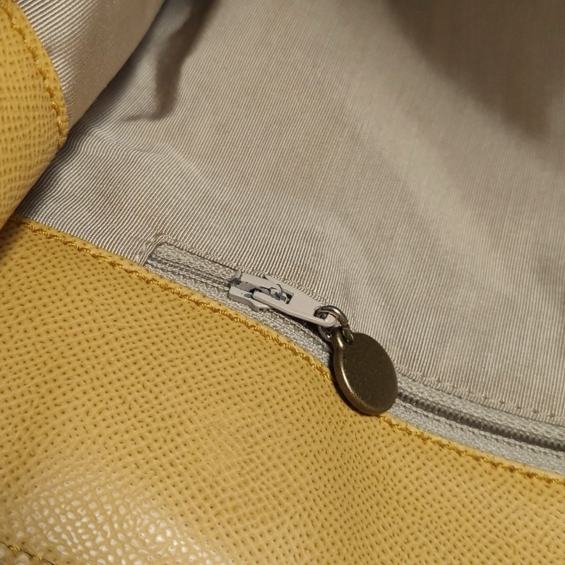 Chanel 黃色牛皮logo吊墜肩背包 中古款-8