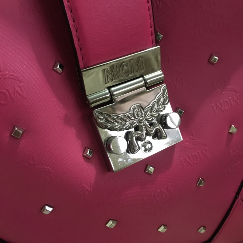 MCM 真皮 卯釘水桶包(肩背斜背包）-11