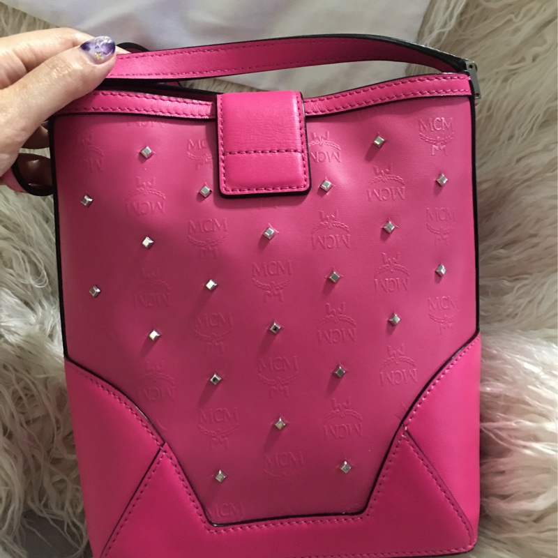 MCM 真皮 卯釘水桶包(肩背斜背包）-22