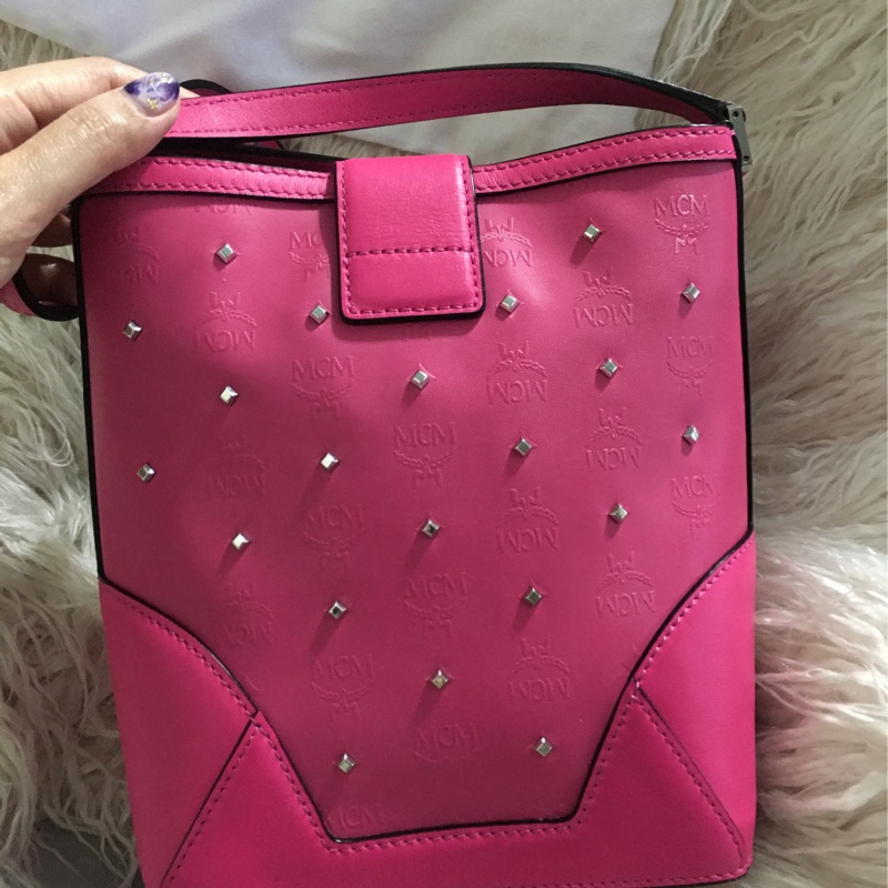 MCM 真皮 卯釘水桶包(肩背斜背包）-27
