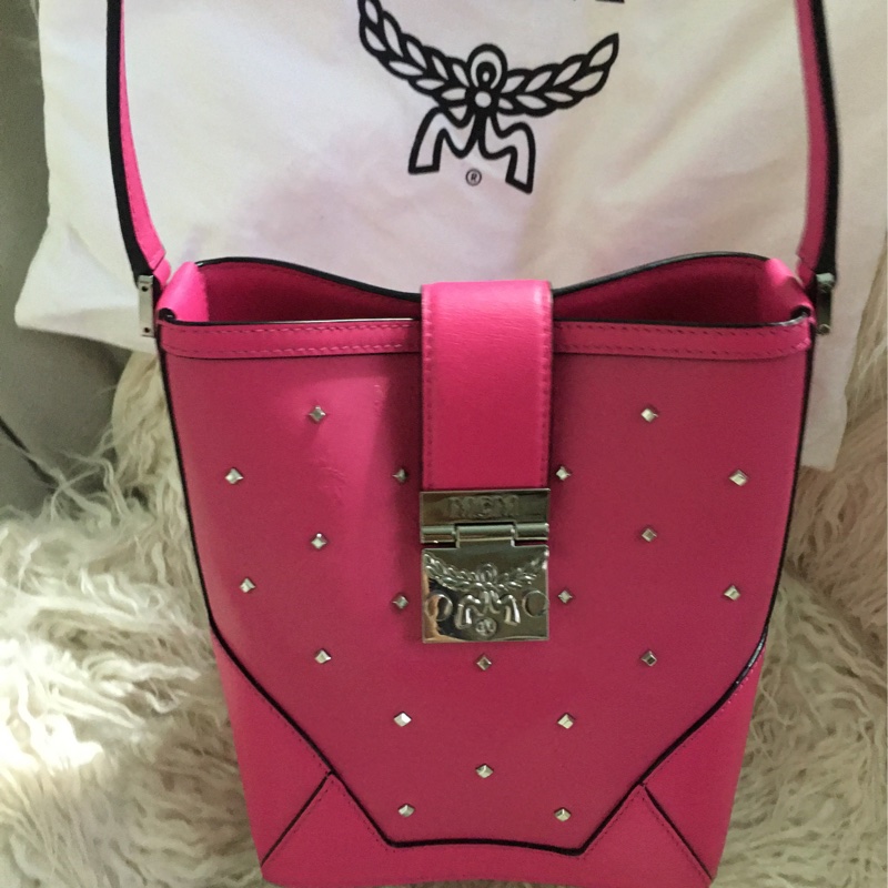 MCM 真皮 卯釘水桶包(肩背斜背包）-28