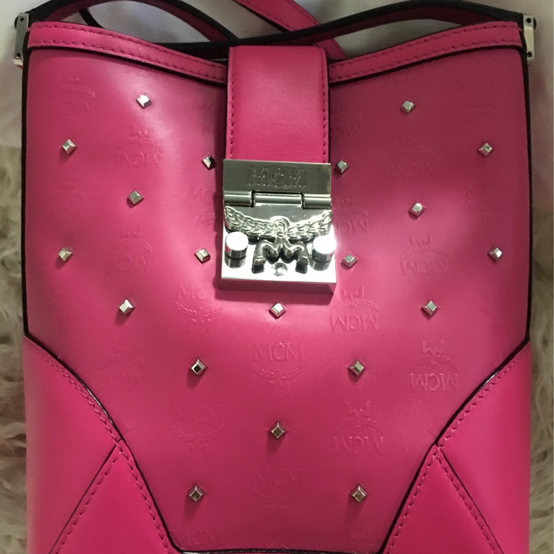 MCM 真皮 卯釘水桶包(肩背斜背包）-29
